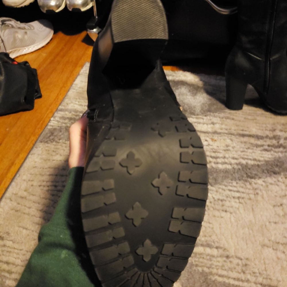 Black Heeled Boots. Like New, Size 8.5 - Picture 3 of 3